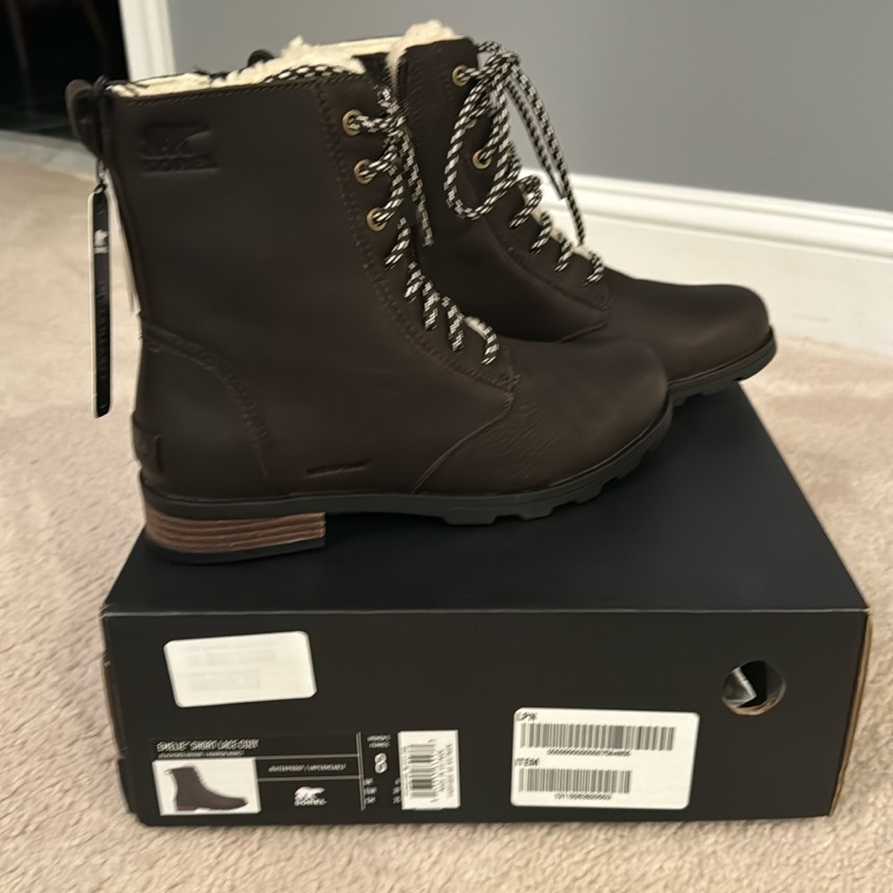 Sorel Women’s Emilie Short Lace Cozy Boot Size 8